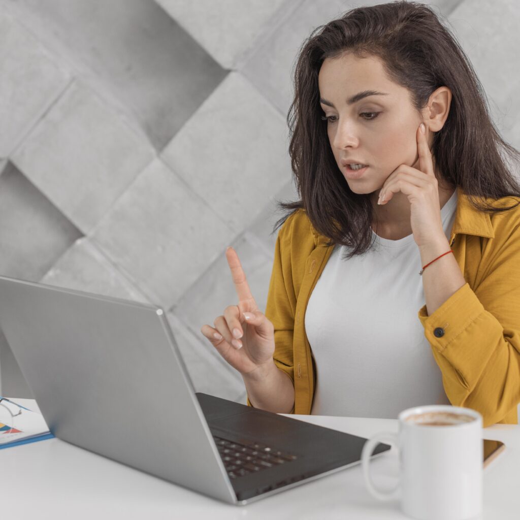 pessoa olhando para o notebook com duvidas