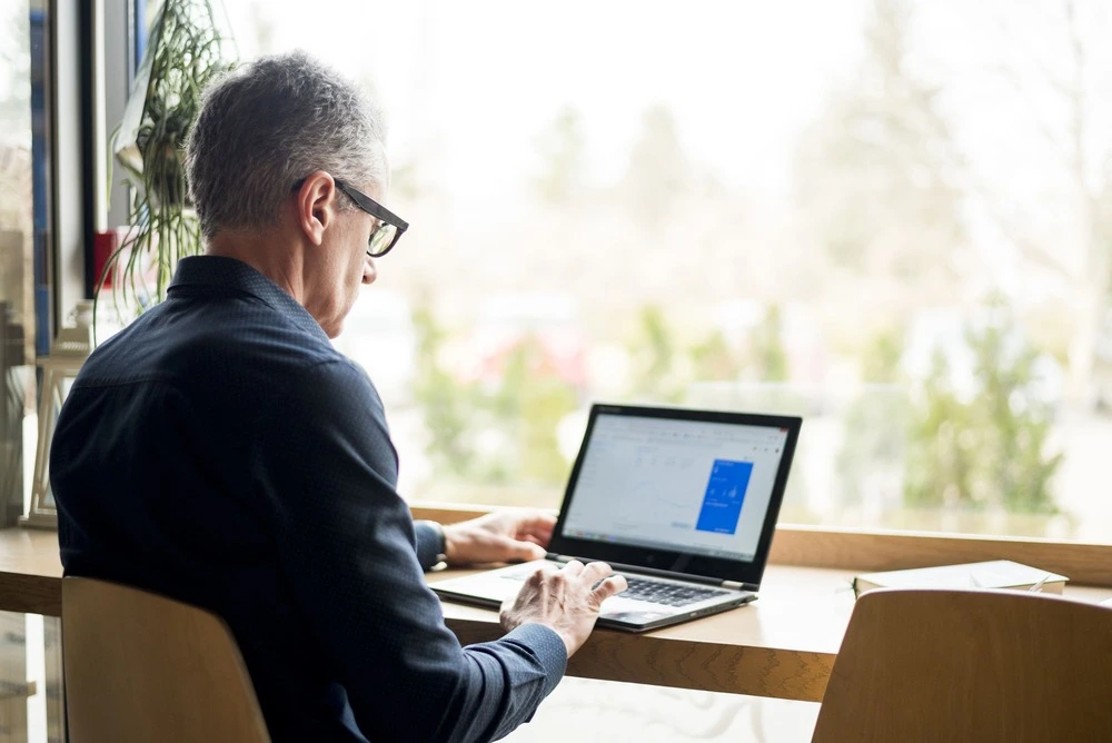 Homem entrando em um site e vendo a imagem da sua empresa